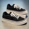 Zapatos de lona para hombre estilo europeo, nuevas zapatillas casuales blancas transpirables de moda para otoño, zapatos de tela de suela blanda, zapatos de moda de suela gruesa para aumentar la altura