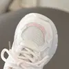 Zapatos de Malla Transpirables tipo "Dad Shoes" para Niños 2026 Primavera Nuevos Estilo Coreano Ligeros de Moda Deportivos para Niñas Venta al por Mayor