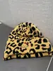 Nuevo Sombrero de Lana Kt Jacquard Bordado Estampado de Leopardo Engrosado Protección para Orejas Invierno Mujer Exterior Sin Visera Cálido Tejido