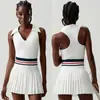 Traje de tenis con cuello en V cruzado para mujer, talla grande, cintura alta, falda deportiva de fitness, anti-caminar, conjunto de dos piezas para correr europeo y americano.