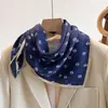 Pañuelo pequeño cuadrado de algodón y lino con estampado paisley en blanco y negro para mujer, adecuado para primavera, otoño e invierno, pañuelo para el cuello