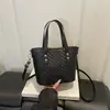 Bolsas femininas super estilosas, nova coleção outono 2026, vibe descontraída, moda nicho tendência, bolsa balde transversal de ombro única