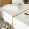 Cubrecama Acolchado de Algodón Arrugado de Doble Cara Estilo Coreano con Bordado, Juego de Tres Piezas, Suave y Amigable con la Piel para Dormir Directamente en la Cama