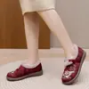 Zapatos de Algodón Bordados Nuevo Viejo Pekín de Invierno Versátiles Cómodos No Cansan los Pies Resistentes al Desgaste Más Terciopelo Engrosado Zapatos de Madre Botas de Nieve