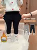 Leggings femininas com forro de fleece e estampa de gato, nova coleção outono/inverno 2026, roupas de inverno infantis estilosas e quentes, calças de desenho animado versáteis