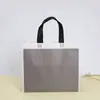 Bolsa no tejida de color spot recubierta con prensado en caliente bolsa de regalo publicitaria bolsa de compras de ropa no tejida portátil impresión de logotipo