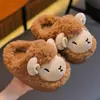 Pantuflas de algodón de invierno para niños y niñas, cálidas y afelpadas, diseño lindo de ovejita, adecuadas para uso en casa, a juego padre-hijo, zapatos de algodón para bebé con talón cerrado