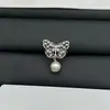 Nuevos Pendientes Retro de Mariposa Hueca Dior para Mujer Primavera Temprana 2025 con Agujas de Plata y Pendientes de Perlas Cd Venta al por Mayor