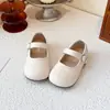 Novos sapatos de trama com padrão de outono para meninas, sapatos de princesa da moda com fivela e sola macia, sapatos de couro para bebê