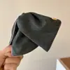 Presilha de Garra Triangular com Concha de Cetim Estilo Francês, Acessório de Cabelo Versátil de Alta Qualidade e Tendência para a Parte de Trás da Cabeça