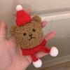 Broche de oso de peluche ~ Lindo sombrero de bufanda roja con cabeza de oso, broche de muñeca de dibujos animados, ramillete de Año Nuevo para mujer