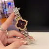 Novo Trevo de Quatro Folhas Estrelado Mostrador Totalmente Cravejado de Diamantes Moda Feminina Pulseira de Aço Relógio de Quartzo Três Ponteiros Relógio de Pulseira de Aço Atacado
