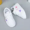 Zapatillas para Niña 2025 Primavera y Otoño Nueva Moda Rosa Mariposa Bordada Zapatillas Casuales para Niña Zapatos Blancos de Suela Suave