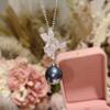 Camelia retro elegante mariposa voladora Arroyo de Tierra 14mm Perla Negra traje chapado en 18K moda nicho cadena para la clavícula