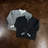 Suéter de punto gris para hombre, cuello en V, ajuste relajado, aspecto en capas, estilo casual de invierno, estilo old-money, top estilo japonés