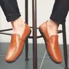 Zapatos de cuero casual de negocios para hombre, zapatos de conducción de suela blanda, elegantes y versátiles, mocasines ligeros de corte bajo sin cordones de moda para hombre
