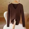 Camiseta básica de cuello en V para mujer, nuevo suéter pullover de otoño e invierno, corte ajustado y favorecedor, top de punto para usar en capas, venta al por mayor para comercio exterior