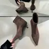Botas de Cano Curto Elegantes com Salto Fino Forradas de Pelúcia Outono/Inverno 2026 Botas Elásticas Estilo Meia Afinando Salto Gatinho Bico Fino Botas Curtas de Veludo Femininas