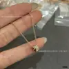 2026 Novo Modelo Colar Shui Bing Yue Ouro V Padrão Diamante Diamante Diagonal Pequenas Pérolas Douradas Estilo Chanel Ouro Rosa 18K Escultura de Precisão CNC