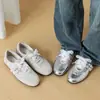 Tênis de Treino Alemão Estiloso e Confortável com Patchwork de Malha e Camurça e Fivela 2026 Sapatos Casuais Esportivos de Salto Baixo para Mulheres