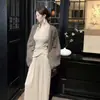 El conjunto de tres piezas de Qing Yu An incluye un top halter asimétrico, pantalones casuales de pierna ancha y un cárdigan de punto