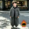 Traje de otoño e invierno para niño 2026 nuevo estilo coreano chaqueta acolchada conjunto de tres piezas elegante para bebé
