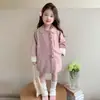 Jaqueta corta-vento de outono para meninas 2026 Novo estilo infantil patchwork bolinhas casaco de comprimento médio bebê estilo britânico top