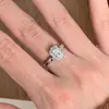 Anel de Diamante Cubo de Açúcar Brilhante de Luxo Leve Geométrico Feminino Moda Versátil Dedo Indicador Vintage Brilhante Anel de Nicho Feminino Atacado