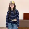 Conjunto de Otoño Estilo Coreano para Niñas 2026 Nuevo Modelo: Cárdigan de suéter a rayas y jeans con pedrería para niños mayores, conjunto de dos piezas para niños