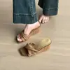 Primer Encuentro con las Sandalias de Cuña Slip-On de la Temporada para Mujer, Nuevo Estilo de Verano 2025, Diseño Tejido Francés, Versátiles con Faldas, Adecuadas para Personas Bajitas