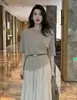 Peça única/Estilo coreano elegante top T-shirt de manga curta para mulheres, top com design de verão, conjunto de duas peças com saia midi plissada