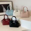 Nova Bolsa de Mão com Fivela Versátil 2024 Padrão Lichia Retrô Europeu e Americano Uma Alça Transversal Fashion Feminina