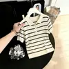 Camisa Polo de Tricô Listrada com Zíper de Verão 2026 para Mulheres, Caimento Solto, Gola Polo Listrada, Top de Cor Contrastante