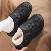 Venta al por mayor transfronteriza de pantuflas de invierno para parejas con tacón, forradas de felpa y engrosadas para abrigar, adecuadas para usar en la oficina, suministro directo de fábrica