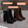 Botas de Salto Alto Quadradas Retrô Simples para Tornozelo 2026 Outono Novo Salto Grosso Zíper Lateral Versátil Elegante