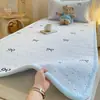Cubrecama de tres piezas de doble cara de doble capa de gasa, terciopelo de leche, terciopelo de bebé, Clase A, protector de cama multifuncional para dormitorio de estudiante