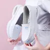 Sapatos de enfermeira com amortecimento a ar femininos outono e inverno couro sola grossa antiderrapante plano sola macia respirável trabalho sapatos médicos uma geração de cabelo