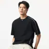 Roupas Masculinas Xintang 2026 Verão Nova Cor Blocos Costura em Contraste Manga Curta Solta Gola Redonda Respirável Design Moderno Top Camiseta