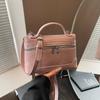 Design Simples Moderno de Nicho 2025 Nova Moda Casual Portátil Bolsa Feminina Retro Simples Transversal Pequena Quadrada