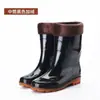 Botas de lluvia de caña alta, color liso, gruesas, forradas de felpa, ligeras, altura media a alta, engrosadas y duraderas, con suelas gruesas, zapatos impermeables para hombre