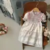 Vestido de niña estilo francés vintage con fruncidos y cuello alto, nuevo modelo de verano 2026, suave vestido de princesa infantil floral de manga corta