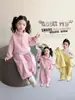 Conjunto de Primavera y Otoño para Niñas 2026 Nuevo Elegante Sudadera con Cremallera Casual Infantil y Pantalones Deportivos Conjunto de Tres Piezas Atuendo de Primavera