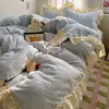 Conjunto de quatro peças em veludo de leite bordado estilo francês com renda, capa de edredom de veludo coral espessa e quente, conjunto de cama de três peças