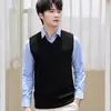 Chaleco de punto nuevo para otoño e invierno para hombre, color liso, cuello en V, sin mangas, chaleco para jóvenes, moda coreana, chaleco de punto para hombre