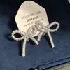 ¡Radiante y elegante! Aretes tipo ear cuff de circonita con forma de moño para mujer sin perforaciones, ear cuffs dulces y elegantes estilo banquete, aretes de moda para el día a día