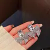 Brincos de Luxo Leve com Toque de Alta Qualidade 2026 Novo Estilo Tendência Brincos Pendentes de Laço Totalmente Cravejados com Cristal de Diamante Estilo Europeu e Americano Acessórios de Brinco Personalizados para Mulheres
