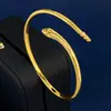 Nova Pulseira Tendência e Estilosa em Formato de Cobra com Três Diamantes Redondos de Tamanho Gradual na Ponta da Cauda