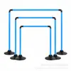 Fornecido diretamente pelo fabricante, o equipamento de treino de basquete destacável inclui cones de arco, bastões de obstáculos e auxílios de treino para drible e passe.