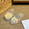 Novos tamancos de cristal com enfeites de flores artificiais, sandálias versáteis para primavera/verão e acessórios para sapatos tamanco no atacado