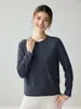 Suéter de cashmere macio, liso, de luxo leve para mulheres, com bainha enrolada, gola redonda, corte justo, mangas compridas e camada interna de tricô, perfeito para o inverno